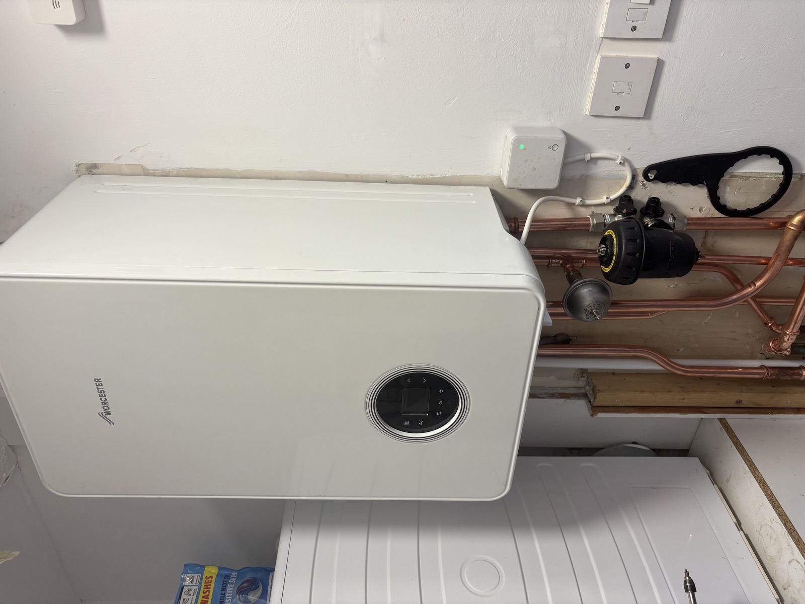 Modern Worcester combi installation with tidy filter and pipework