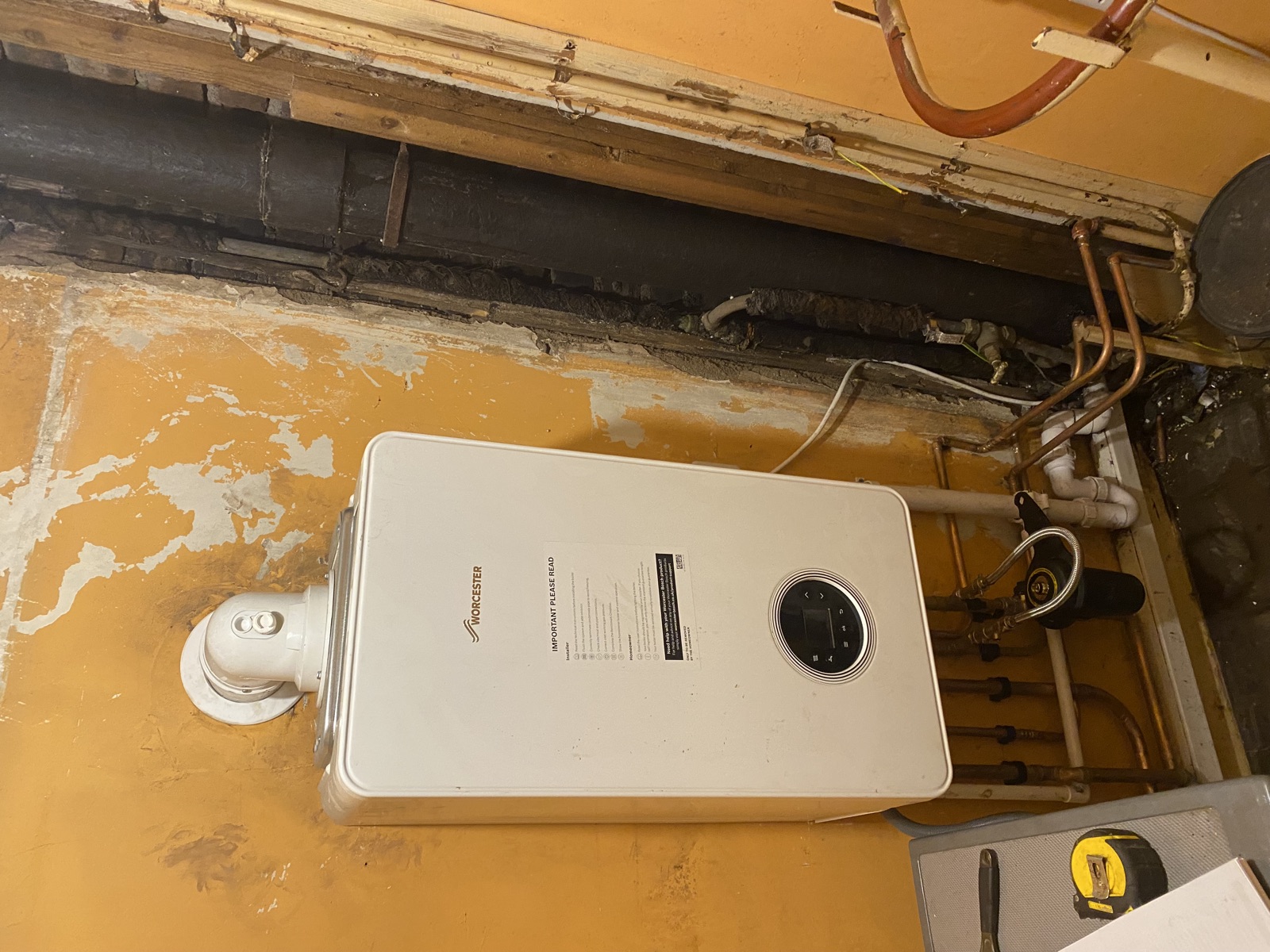 Real Worcester boiler installation with tidy side pipework by FlameTec