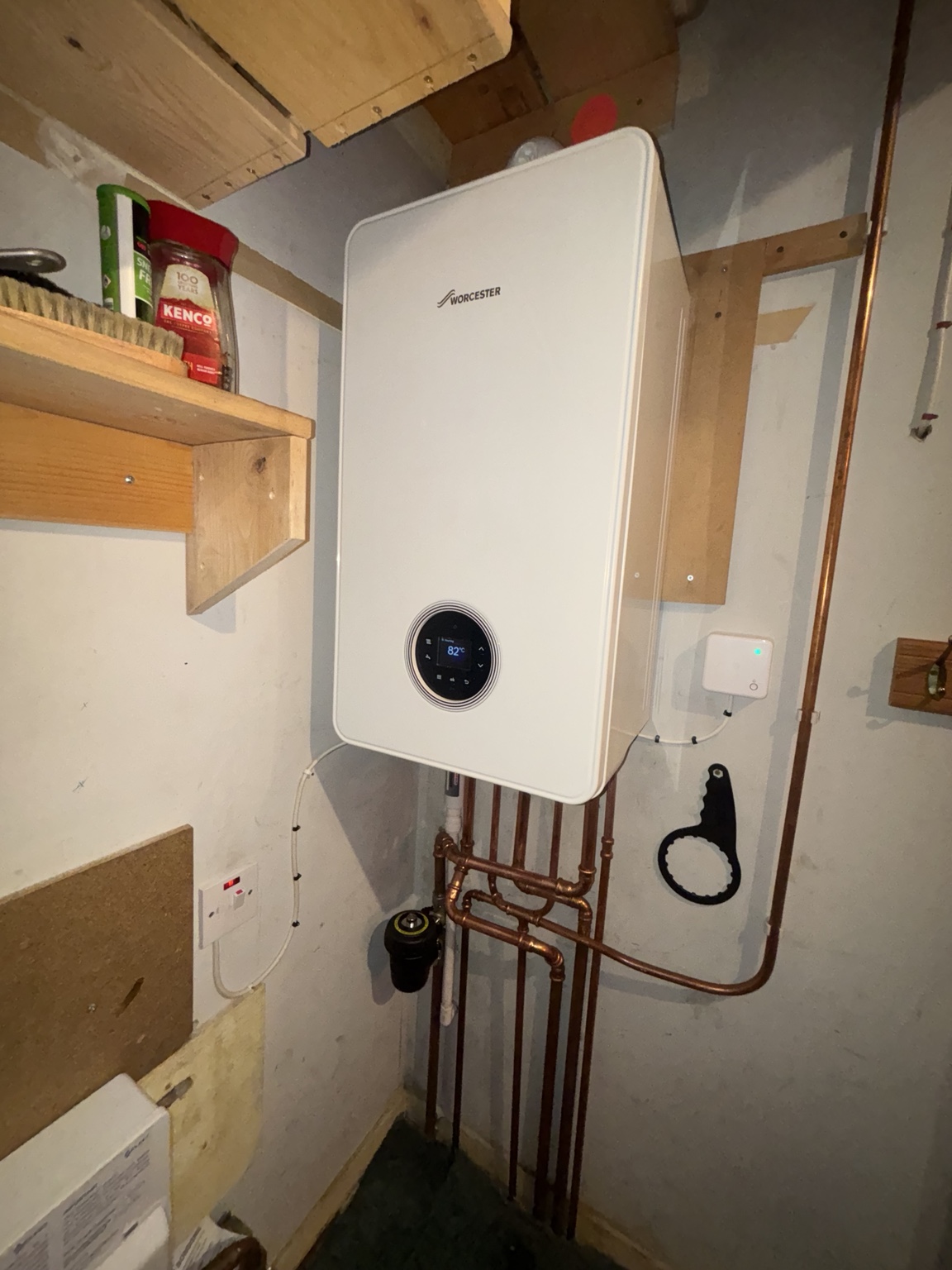 Real FlameTec Worcester Bosch installation with neat copper pipework